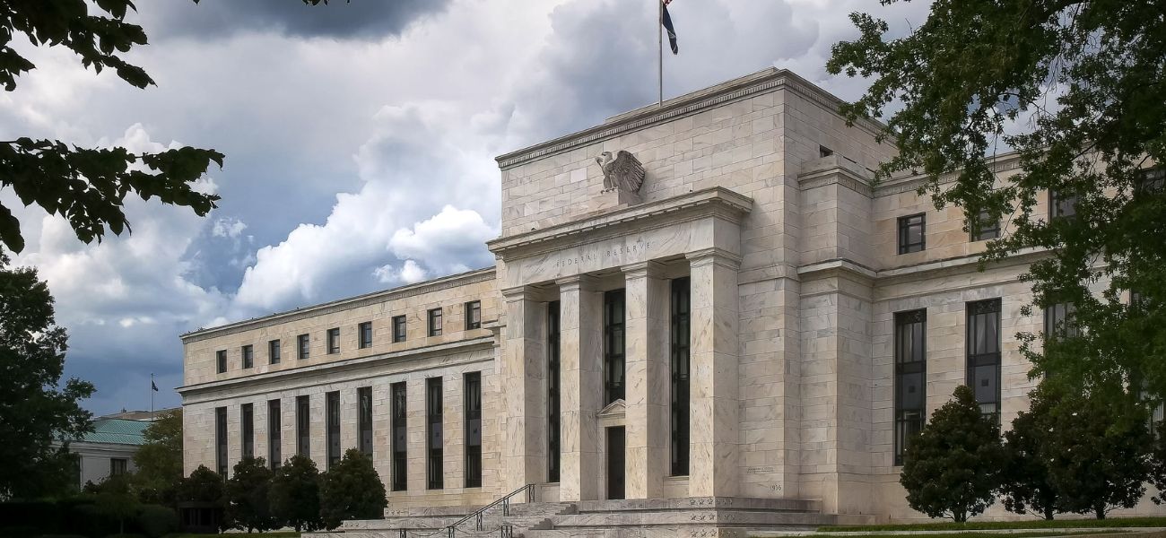 Hol késik a Fed kamatvágás?